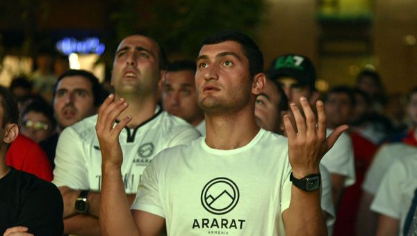 Болельщики ФК Арарат-Армения во время футбольного матча Лиги Европы УЕФА против команды Дюделанж в фан-зоне в парке Новый Ереван (29 августа 2019). Ереван - Sputnik Армения