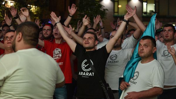 Болельщики ФК Арарат-Армения во время футбольного матча Лиги Европы УЕФА против команды Дюделанж в фан-зоне в парке Новый Ереван (29 августа 2019). Ереван - Sputnik Армения