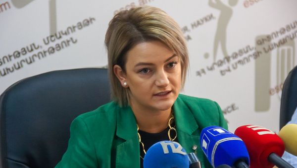 Замминистра образования, науки, культуры и спорта Аревик Анапиосян на пресс-конференция про изменения в школьной программе (30 августа 2019). Еревaн - Sputnik Արմենիա