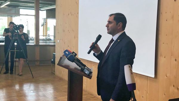 Министр территориального управления и инфраструктур Сурен Папикян на встрече с участниками ежегодного совещания руководителей центрального аппарата МИД и глав органов дипслужбы Армении в зарубежных странах (30 августа 2019). Гюмри - Sputnik Армения