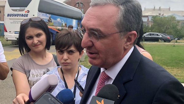 Министр иностранных дел Зограб Мнацаканян ответил на вопросы журналистов перед встречей с участниками ежегодного совещания руководителей центрального аппарата МИД и глав органов дипслужбы Армении в зарубежных странах (30 августа 2019). Гюмри - Sputnik Արմենիա