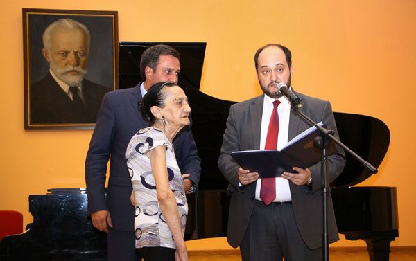 Министр образования, науки, культуры и спорта Араик Арутюнян поздравляет старейшего педагога Армении Мариам Тонян во время мероприятия в ее честь (30 августа 2019). Еревaн - Sputnik Армения