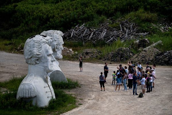 Гид во время экскурсии по разлагающимся останкам спасенных бюстов бывших президентов США Эндрю Джексона и Авраама Линкольна - Sputnik Армения