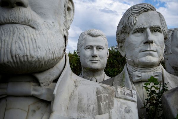 Бюст 42-го президента США Билла Клинтона среди спасенных бюстов бывших президентов США в Уильямсбурге, штат Вирджиния - Sputnik Армения