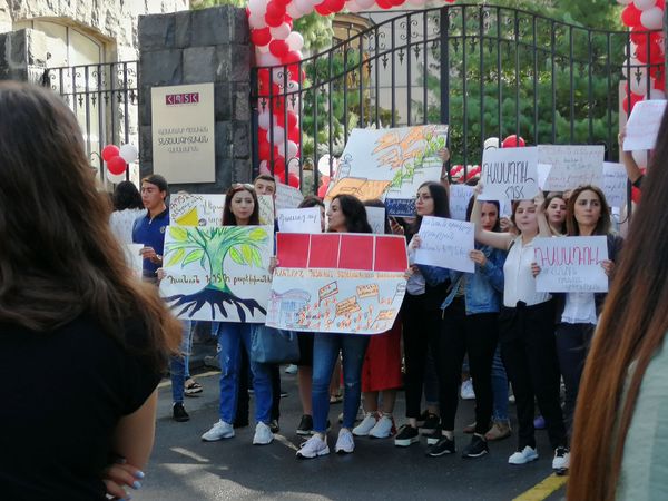 Мы не против личностей, а за учебу: студенты бастуют у ереванского Нархоза Мы не против личностей, а за учебу: студенты бастуют у ереванского Нархоза - Sputnik Армения