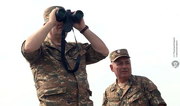 Глава Генштаба ВС Армении побывал на границе с Азербайджаном Глава Генштаба ВС Армении побывал на границе с Азербайджаном - Sputnik Армения