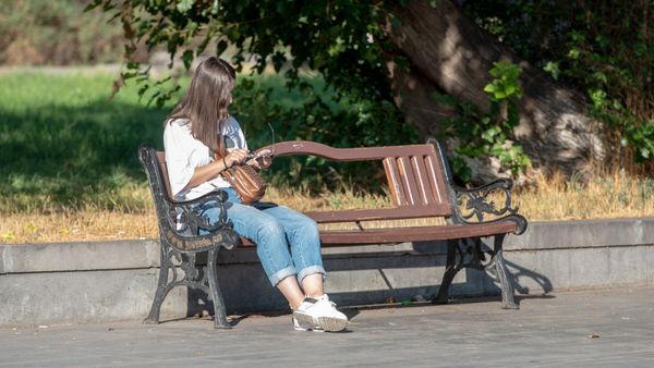 Այգում նստած աղջիկ - Sputnik Արմենիա