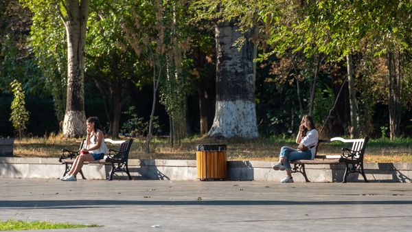 Девушки в парке - Sputnik Արմենիա