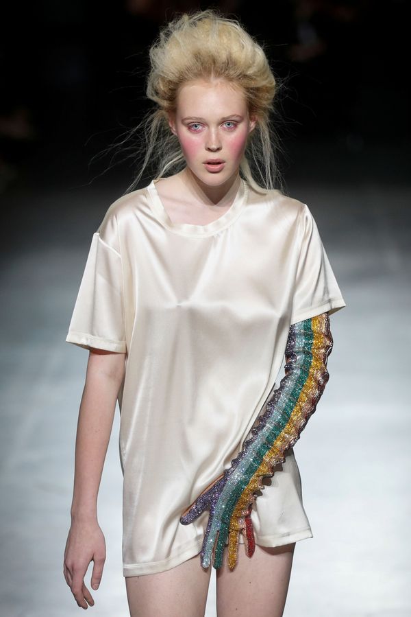 Модель представляет творение украинского дизайнера Ивана Фролова во время Ukrainian Fashion Week в Киеве, Украина - Sputnik Армения