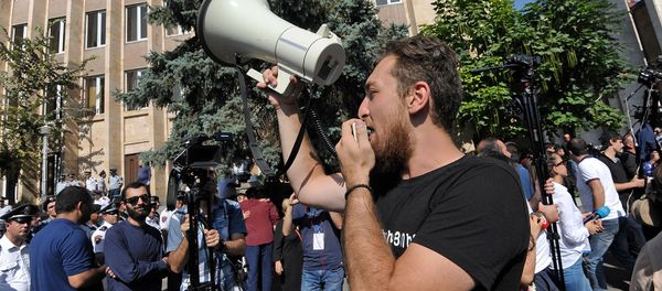 Сторонники Роберта Кочаряна у здания Конституционного суда (4 сентября 2019). Еревaн - Sputnik Արմենիա