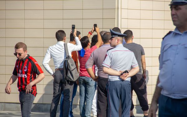 Болельщики встречают сборную Италии по футболу в аэропорту Звартноц (4 сентября 2019). Еревaн - Sputnik Армения