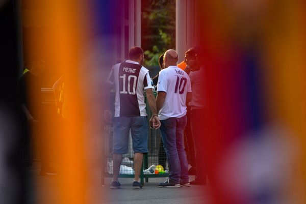 Болельщики сборной Армении по футболу в футболках итальянских футболистов перед началом матча против сборной Италии - Sputnik Армения