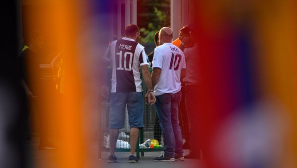 Болельщики сборной Армении по футболу в футболках итальянских футболистов перед началом матча против сборной Италии - Sputnik Армения