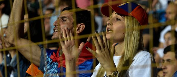 Болельщики сборной Армении по футболу наблюдают за очередной атакой сборной Италии Болельщики сборной Армении по футболу наблюдают за очередной атакой сборной Италии - Sputnik Армения