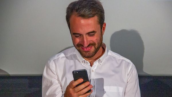 Актер Сос Джанибекян на пресс-конференции после закрытого премьерного показа фильма Неизвестный абонент (5 сентября 2019). Еревaн - Sputnik Արմենիա