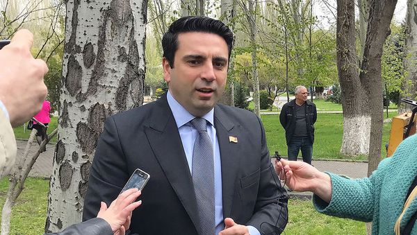 Вице-спикер парламента Ален Симонян во время открытия аллеи армяно-российской дружбы в парке Национального собрания Армении (23 апреля 2019). Еревaн - Sputnik Армения