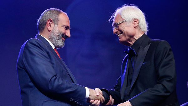 Премьер-министр Никол Пашинян с дочерьми посетил концерт, посвященный Тиграну Мансуряну (6 сентября 2019). Еревaн - Sputnik Армения