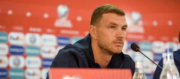  Капитан сборной Боснии и Герцеговины по футболу Эдин Джеко предматчевой пресс-конференции - Sputnik Армения