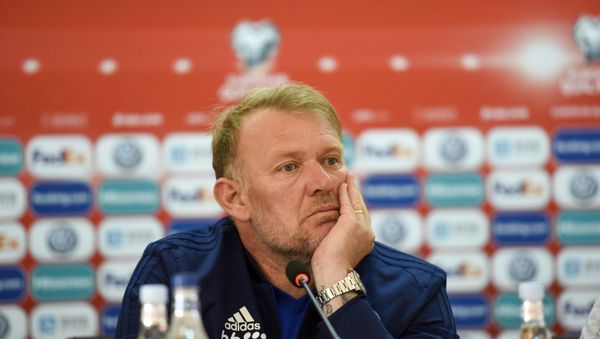 Тренер сборной Боснии и Герцеговины по футболу Роберт Просинечки на предматчевой пресс-конференции - Sputnik Армения