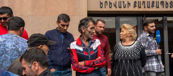 Акция протеста сотрудников компании Sanitek перед зданием городской администрации (10 сентября 2019). Еревaн - Sputnik Армения