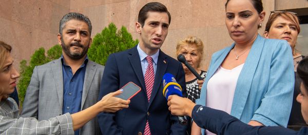 Руководитель фракции Луйс Совета старейший Еревана Давид Хажакян во время акции протеста сотрудников компании Sanitek перед зданием городской администрации (10 сентября 2019). Еревaн - Sputnik Արմենիա