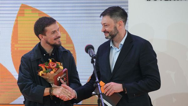 Справа налево: руководитель портала РИА Новости Украина Кирилл Вышинский и фотограф Габриэле Чеккони (Италия), удостоенный Гран-при V Международного конкурса фотожурналистики имени Андрея Стенина за серию Отверженные и земля, на торжественной церемонии награждения победителей (10 сентября 2019). Москвa - Sputnik Армения
