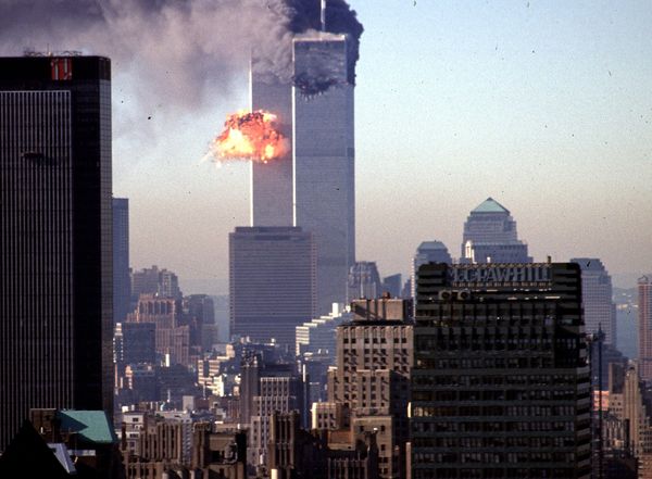 Самолет врезается в башню Всемирного торгового центра 11 сентября 2001 года Самолет врезается в башню Всемирного торгового центра 11 сентября 2001 года - Sputnik Армения
