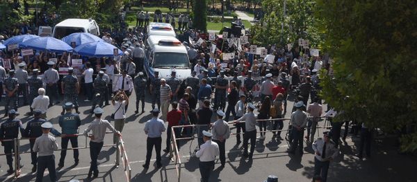 Сторонники и противники Роберта Кочаряна перед зданием суда (12 сентября 2019). Еревaн - Sputnik Արմենիա