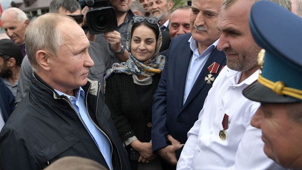 Президент России Владимир Путин во время общения с жителями перед возложением цветов к памятнику участникам Великой Отечественной войны, локальных войн и ополченцам - участникам боевых действий на территории Дагестана в 1999 году (12 сентября 2019). Махачкала - Sputnik Արմենիա