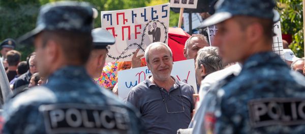 Противники Роберта Кочаряна перед зданием суда (12 сентября 2019). Еревaн Противники Роберта Кочаряна перед зданием суда (12 сентября 2019). Еревaн - Sputnik Армения