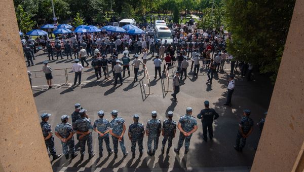 Сторонники и противники Роберта Кочаряна перед зданием суда (12 сентября 2019). Еревaн - Sputnik Արմենիա