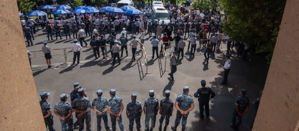 Сторонники и противники Роберта Кочаряна перед зданием суда (12 сентября 2019). Еревaн - Sputnik Արմենիա