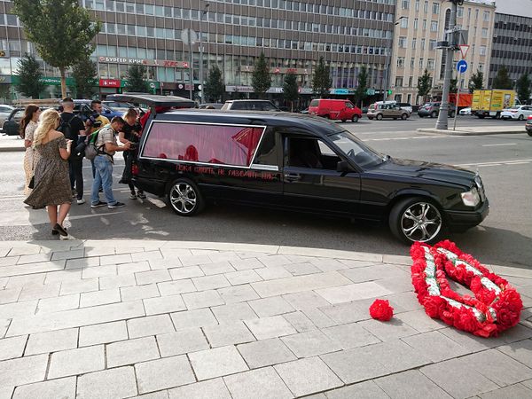 Свадебный автомобиль режиссера Константина Богомолова и телеведущей Ксении Собчак на Зубовском бульваре (13 сентября 2019). Москвa - Sputnik Армения