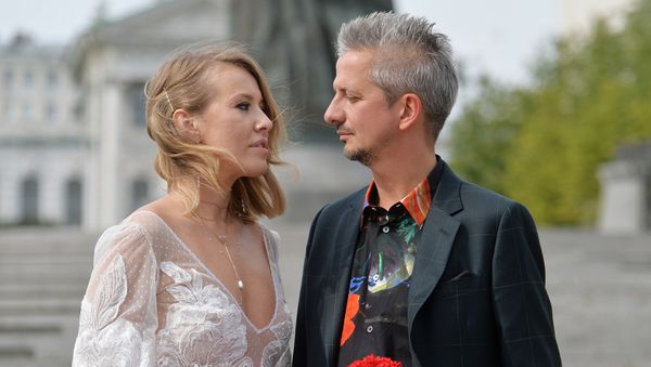 Режиссер Константин Богомолов и телеведущая Ксения Собчак на Боровицкой площади (13 сентября 2019). Москве - Sputnik Армения
