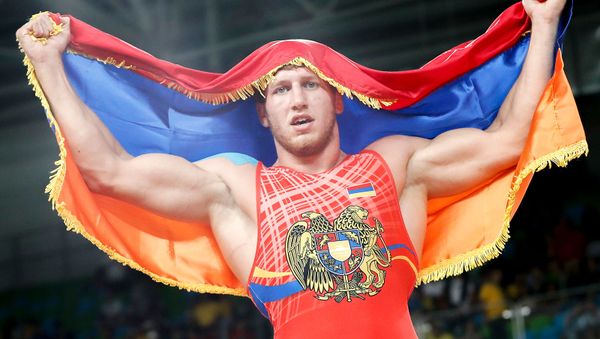 Борец Артур Алексанян празднует победу над кубинцем Ясмани Даниэлем Луго Кабрерой в финальном матче по греко-римской борьбе (16 августа 2016). Рио-де-Жанейро - Sputnik Армения