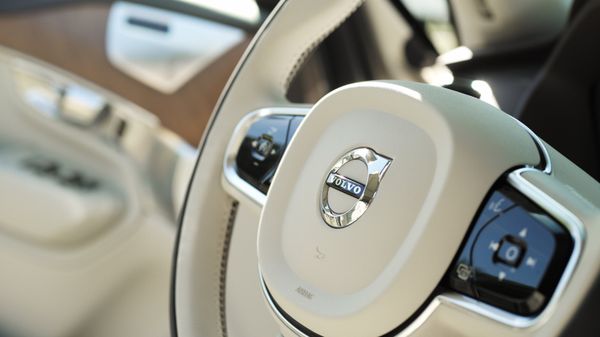 Автомобиль Volvo ХС 90 - Sputnik Արմենիա