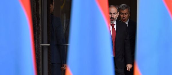 Премьер-министр Никол Пашинян и пресс-секретарь Владимир Карапетян перед началом пресс-конференции (16 сентября 2019). Ванадзор - Sputnik Արմենիա