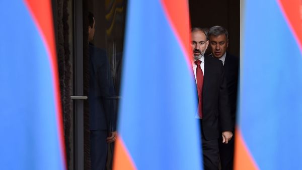 Премьер-министр Никол Пашинян и пресс-секретарь Владимир Карапетян перед началом пресс-конференции (16 сентября 2019). Ванадзор - Sputnik Армения