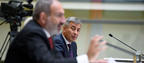 Пресс-секретарь Владимир Карапетян на пресс-конференции премьер-министра Никола Пашиняна (16 сентября 2019). Ванадзор Пресс-секретарь Владимир Карапетян на пресс-конференции премьер-министра Никола Пашиняна (16 сентября 2019). Ванадзор - Sputnik Արմենիա