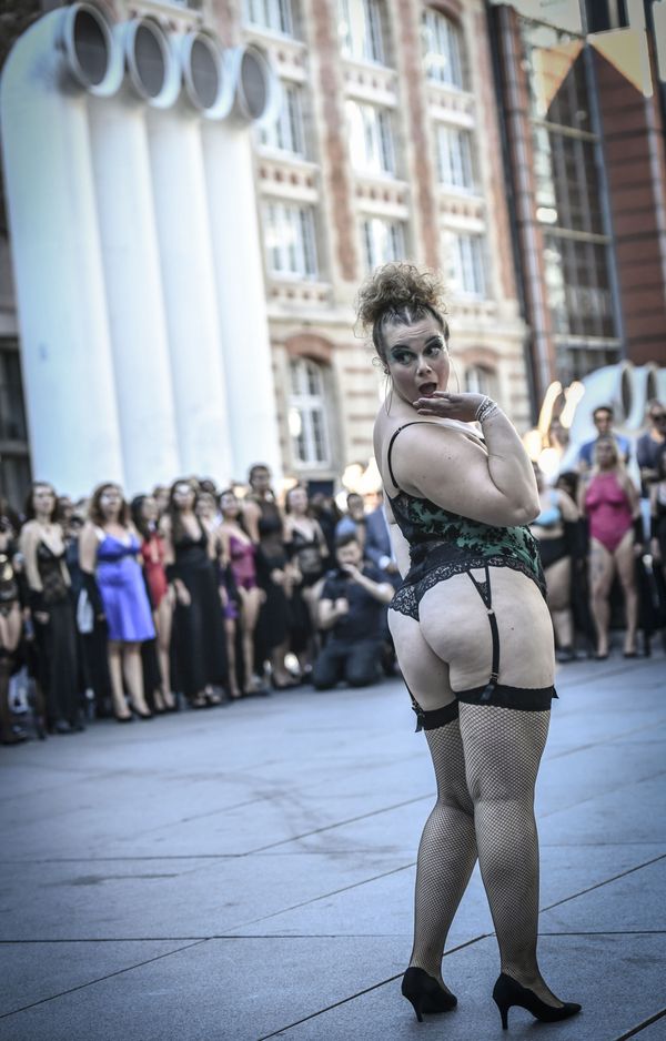Модель в чулках на показе The All Sizes Catwalk в Париже Модель в чулках на показе The All Sizes Catwalk в Париже - Sputnik Армения