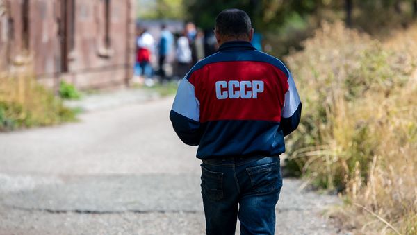 Мужчина в спортивной куртке с символикой СССР - Sputnik Армения
