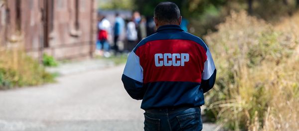 Мужчина в спортивной куртке с символикой СССР Мужчина в спортивной куртке с символикой СССР - Sputnik Армения