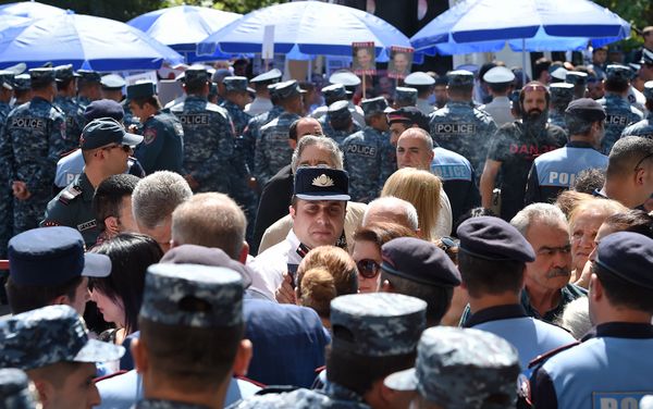 Сотрудники полиции перед зданием суда (17 сентября 2019). Еревaн - Sputnik Армения