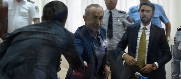 Роберт Кочарян приветствует адвоката Ованнеса Худояна перед началом судебного заседания по делу 1 марта (17 сентября 2019). Еревaн - Sputnik Արմենիա