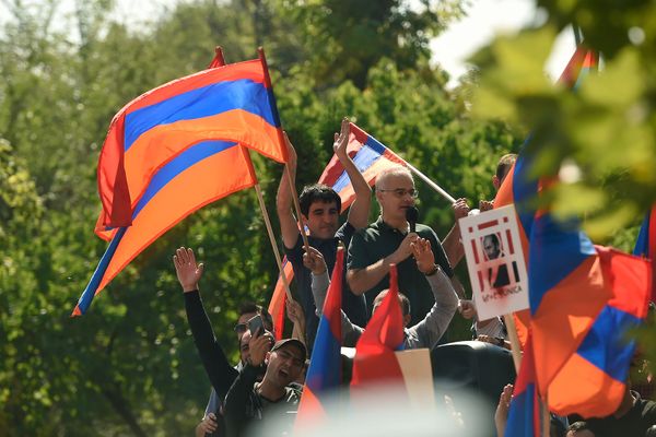 Противники Роберта Кочаряна перед зданием суда после оглашения решения суда о мере пресечения Роберта Кочаряна (17 сентября 2019). Еревaн - Sputnik Армения