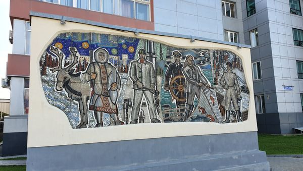 Мозаика у здания городской администрации дает представление о профессиях населения Сахалина - Sputnik Армения