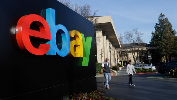 Логотип eBay у штаб-квартиры в Сан-Хосе, Калифорния - Sputnik Армения
