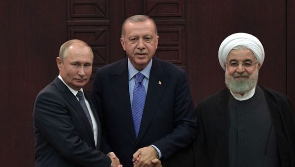 Президенты России, Ирана и Турции после окончания совместной пресс-конференции по итогам V встречи глав государств-гарантов Астанинского процесса содействия сирийскому урегулированию (16 сентября 2019). Анкара - Sputnik Армения