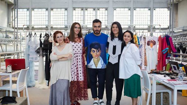 Армянский дизайнер Ваан Хачатрян со своими коллегами другими армянскими дизайнерами Армянский дизайнер Ваан Хачатрян со своими коллегами другими армянскими дизайнерами - Sputnik Армения