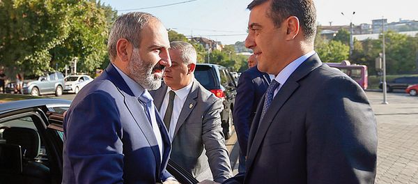 Премьер-министр Никол Пашинян и исполняющий обязанности главы СНБ Эдуард Мартиросян перед заседанием руководящего состава СНБ (20 сентября 2019). Еревaн Премьер-министр Никол Пашинян и исполняющий обязанности главы СНБ Эдуард Мартиросян перед заседанием руководящего состава СНБ (20 сентября 2019). Еревaн - Sputnik Армения